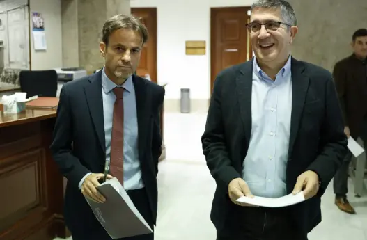 El portavoz del PSOE en el Congreso, Patxi L&oacute;pez, y el presidente del grupo parlamentario de Unidas Podemos, Jaume Asens, en el registro del Congreso de los Diputados. EFE/Chema Moya