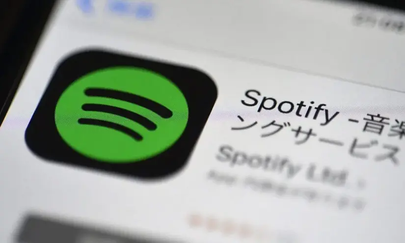 Imagen de archivo del icono de la aplicaci&oacute;n de Spotify en un smartphone. EFE/Franck Robichon