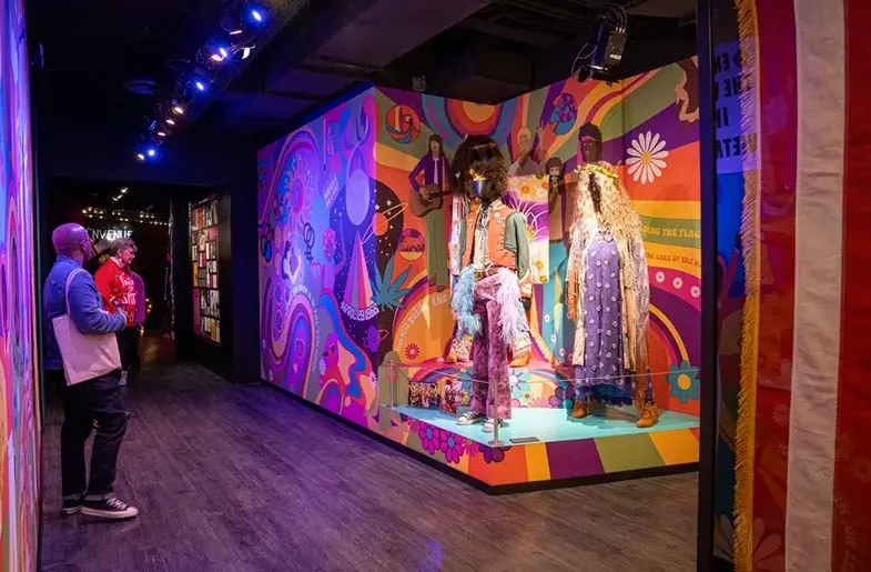 Unas personas miran los diferentes trajes y vestimentas usadas en musicales expuestos hoy en el Museo de Broadway en Nueva York. EFE/&Aacute;ngel Colmenares