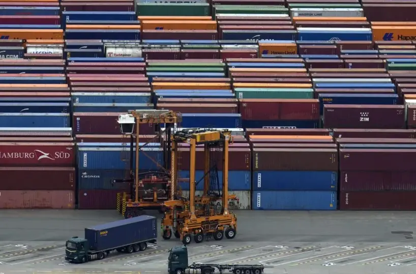 Contenedores en el Puerto de Barcelona, en una imagen de archivo. EFE/Alejandro Garc&iacute;a