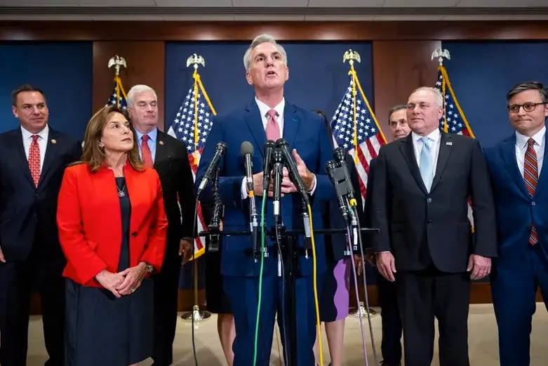 El l&iacute;der de la minor&iacute;a republicana en la C&aacute;mara, Kevin McCarthy, rodeado de otros l&iacute;deres electos, habla en Washington, DC, EE. UU. EFE/Jim Lo Scalzo