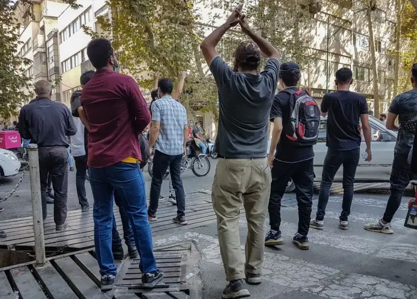 Manifestantes se enfrentan a la polic&iacute;a en Teher&aacute;n durante una protesta por la muerte de la joven Masha Amini. EFE/EPA/STR