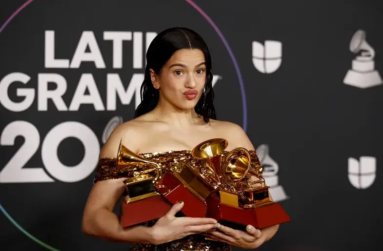 Rosal&iacute;a sostiene los premios a &Aacute;lbum del A&ntilde;o, Mejor Paquete de Grabaci&oacute;n y Mejor &Aacute;lbum de M&uacute;sica Alternativa en la sala de prensa durante la 23&ordf; Entrega Anual de los Premios Grammy Latinos. EFE/Caroline Brehman
