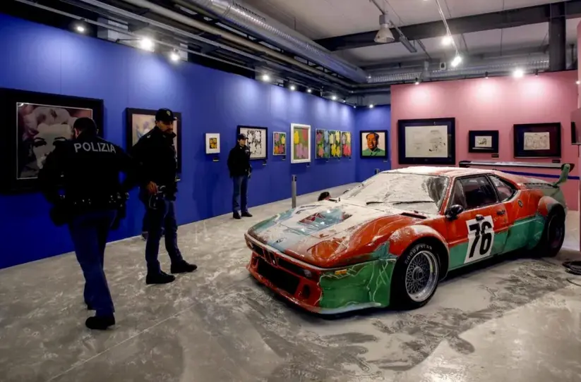 Una obra del artista estadounidense Andy Warhol cubierta de harina, en la exposici&oacute;n 'Andy Warhol: La Pubblicita Della forma' en la Fabbrica del Vapore en Mil&aacute;n. EFE/EPA/Mourand Balti Touati