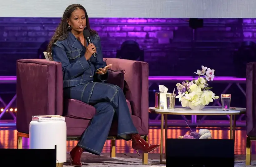 La ex primera dama de los Estados Unidos Michelle Obama habla durante la presentaci&oacute;n de su libro "Con Luz Propia" en el Teatro Warner en Washington DC (EE.UU.). EFE/Lenin Nolly