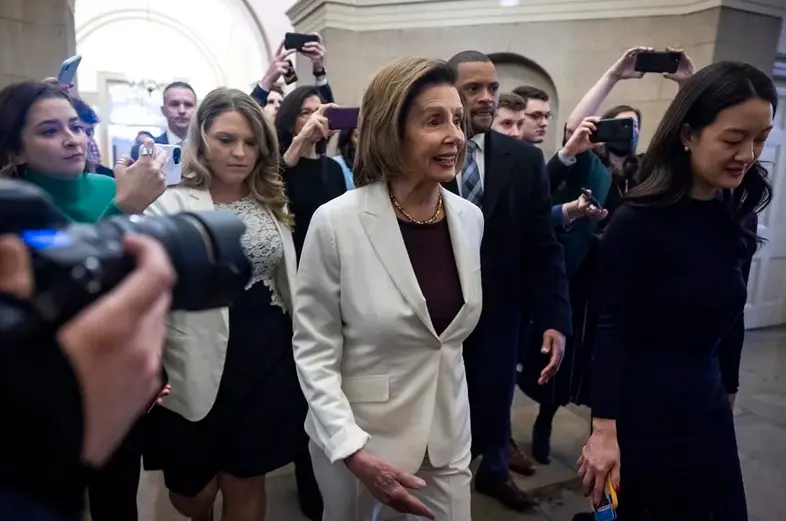 La presidenta de la C&aacute;mara de Representantes estadounidense, Nancy Pelosi (c). EFE/Jim Lo Scalzo