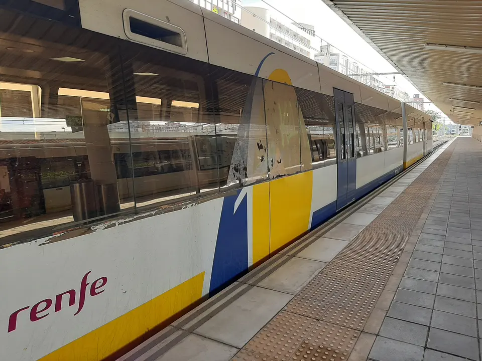 Tren de Cercan&iacute;as de Cantabria en la estaci&oacute;n de Renfe-Feve de Santander. / EP