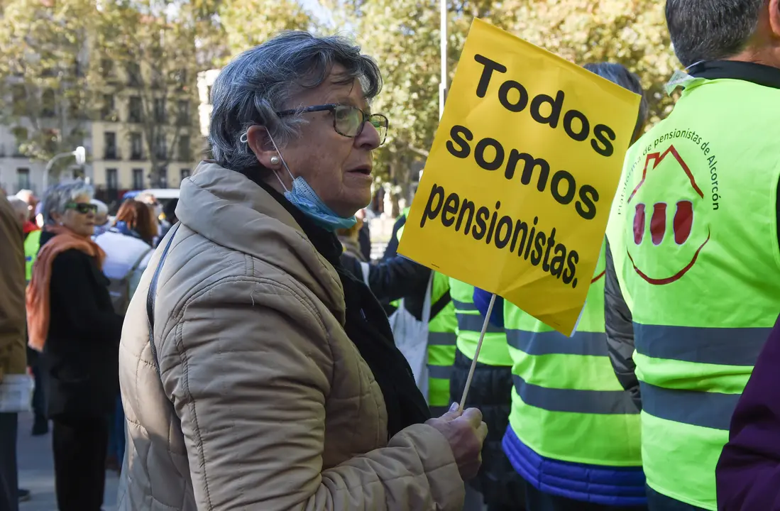 Una mujer sostiene un cartel en una manifestaci&oacute;n para exigir una mejora de las pensiones y de los salarios acordes al IPC real, a 19 de noviembre de 2022, en Madrid (Espa&ntilde;a). Los manifestantes reclaman que se reparta equitativamente la riqueza generada con el trabajo, recuperar el poder adquisitivo de salarios y pensiones, y revalorizarlos en funci&oacute;n del &Iacute;ndice de Precios al Consumo (IPC) real, establecer leer m&aacute;s una pensi&oacute;n m&iacute;nima en referencia a un salario m&iacute;nimo interprofesional del 60 %, y acabar con la brecha de g&eacute;nero en salarios y pensiones. / Gustavo Valiente