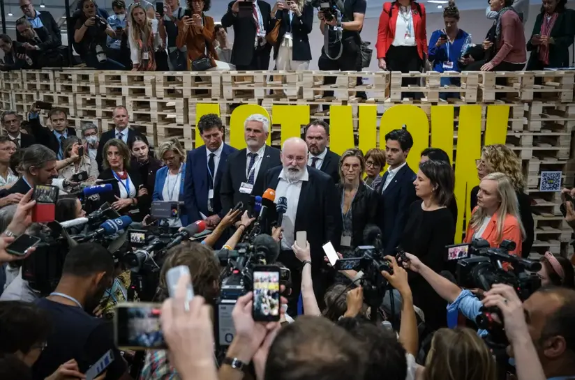 El vicepresidente de la Comisi&oacute;n Europea, Frans Timmermans (c), en un improvisado encuentro con los medios de comunicaci&oacute;n este s&aacute;bado en la COP27, acompa&ntilde;ado de varios ministros y altos funcionarios europeos, entre ellos la vicepresidenta tercera del gobierno espa&ntilde;ol Teresa Ribera. EFE/EPA/Sedat Suna