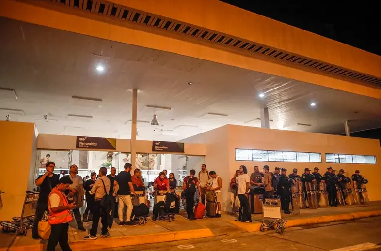 Pasajeros son vistos varados en el Aeropuerto Internacional Coronel FAP Francisco Secada Vignetta, en Iquitos (Per&uacute;). EFE/ Aldair Mej&iacute;a