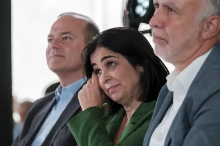 La ministra de Sanidad, Carolina Darias, se seca los ojos durante el anunci&oacute; de su candidatura. EFE/Angel Medina G.