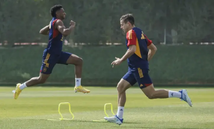 Los jugadores de la selecci&oacute;n Alejandro Balde (i) y C&eacute;sar Azpilicueta (d). EFE/RFEF