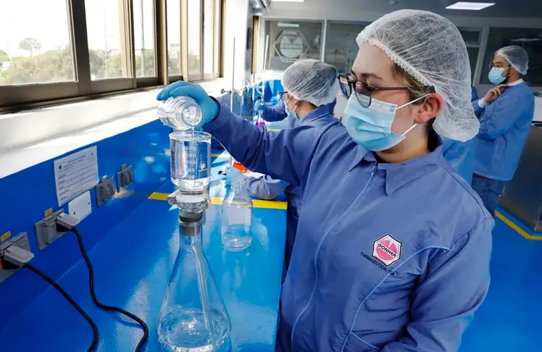 Fotograf&iacute;a de un trabajador durante el proceso de fabricaci&oacute;n y empaque de medicamentos de la planta farmac&eacute;utica Gonher, el 11 de noviembre de 2022, en Bogot&aacute; (Colombia). EFE/Carlos Ortega