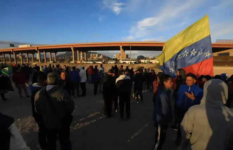 Migrantes venezolanos acampan a orillas del R&iacute;o Bravo, el 15 de noviembre de 2022, en Ciudad Ju&aacute;rez, Chihuahua (M&eacute;xico). EFE/ Luis Torres