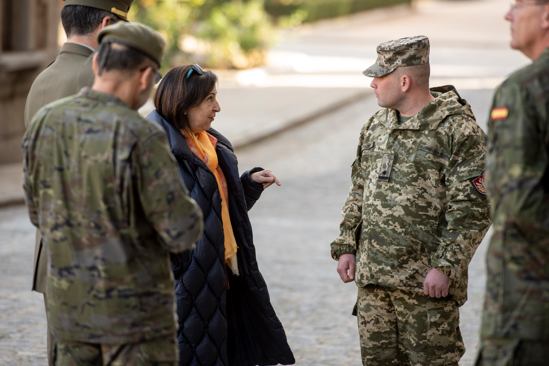 La ministra de Defensa, Margarita Robles, visita las instalaciones del Mando de Adiestramiento de Toledo en la Academia de Infanter&iacute;a. / Ismael Herrero