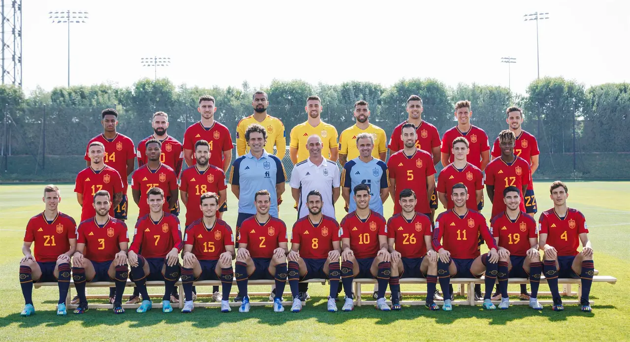 Foto oficial de la selecci&oacute;n espa&ntilde;ola con la equipaci&oacute;n (Adidas) que lucir&aacute; en el Mundial de f&uacute;tbol de Qatar 2022, facilitada este lunes. EFE/ Pablo Garc&iacute;a
