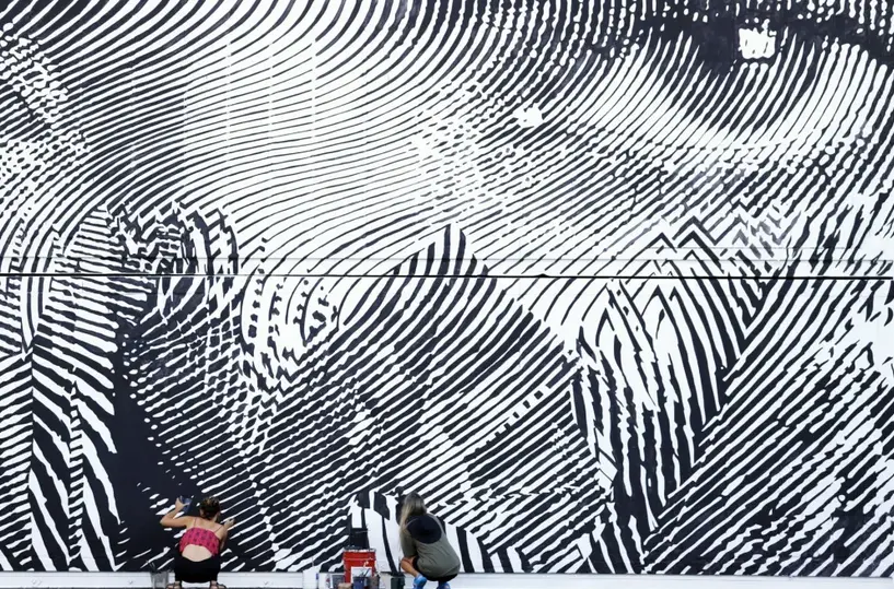 Dos artistas retocan un mural del artista 2Alas, que hace parte de la segunda edici&oacute;n del festival "Color Caribe", en Dorado (Puerto Rico). EFE/Thais Llorca