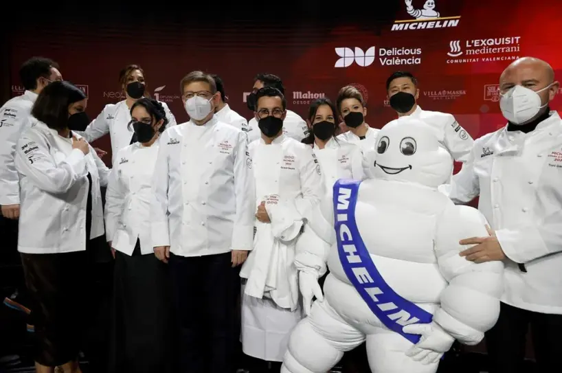 El presidente de la Generalitat, Ximo Puig (c) junto al chef Quique Dacosta , entre otros, tras la gala Gu&iacute;a Michelin Espa&ntilde;a y Portugal 2022 que se celebr&oacute; en el Palau de Les Arts de Valencia.EFE/Kai F&ouml;rsterling