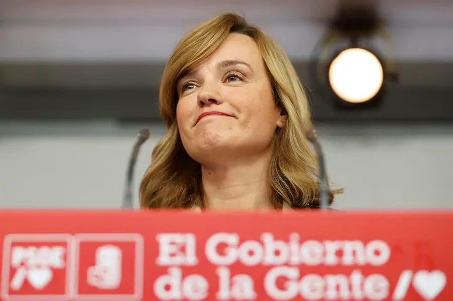 La portavoz del PSOE y ministra de Educaci&oacute;n y FP, Pilar Alegr&iacute;a, durante su intervenci&oacute;n tras la reuni&oacute;n de la Ejecutiva Federal del partido este lunes en la sede de Ferraz. / Mariscal