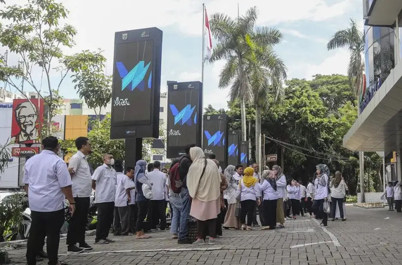 Decenas de personas esperan en una calle de Yakarta, ante el temor a las r&eacute;plicas del terremoto de magnitud 5,6 que ha golpedo el suroeste de Cianjur, en la isla indonesia de Java Occidental. EFE/EPA/Bagus Inndaho