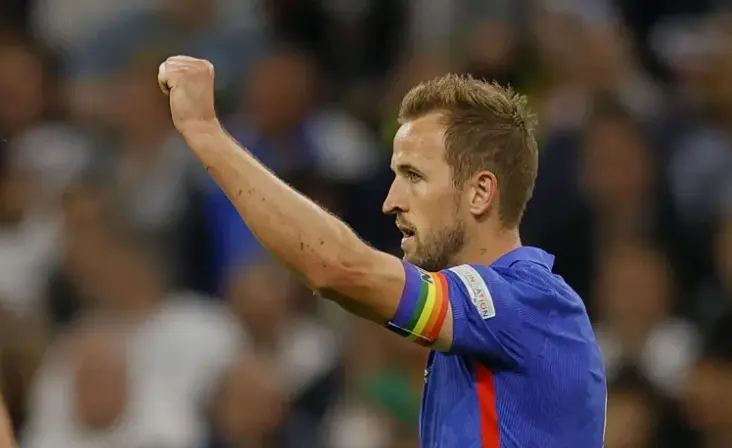El capit&aacute;n de Inglaterra, Harry Kane, porta el brazalete arco&iacute;ris durante un partido. EFE/EPA/Ronald Wittek