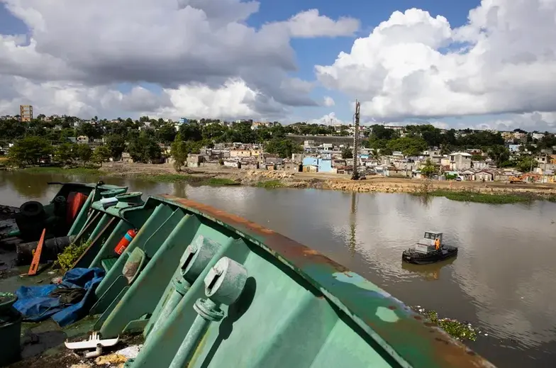 Fotograf&iacute;a del buque Bel Divina Pastora sobre el lecho del r&iacute;o Ozama, el 15 de noviembre de 2022, en Santo Domingo (R.Dominicana). EFE/Orlando Barr&iacute;a