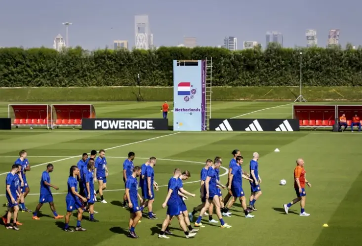Entrenamiento de la selecci&oacute;n nacional de f&uacute;tbol de los Pa&iacute;ses Bajos en la Universidad de Qatar en Doha, antes de su enfrentamiento con Senegal. EFE/EPA/Koen Van Weel