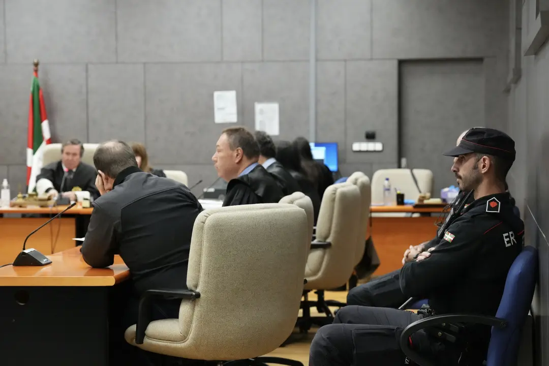 Vista de la sala en la jornada de inicio del juicio, en la Audiencia Provincial de Bizkaia, contra el acusado de matar a su t&iacute;o en Amorebieta (Bizkaia). / H. Bilbao