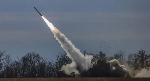 Un sistema de cohetes de artiller&iacute;a de alta movilidad (HIMARS) del ej&eacute;rcito ucraniano dispara cerca de la l&iacute;nea del frente. EFE/Hannibal Hanschke