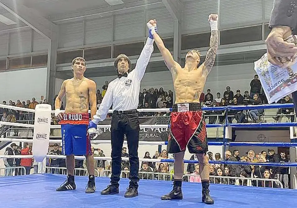 trayectoria estuvo incluso Sergio &lsquo;El Ni&ntilde;o&rsquo; Garc&iacute;a. Y es que, est&aacute; acostum- brado a boxear con gente incluso de m&aacute;s peso que Jes&uacute;s Laso, pero &eacute;ste le tumb&oacute; a la primera. El c&aacute;ntabro sali&oacute; con intenci&oacute;n de com&eacute;rselo, se hizo due&ntilde;o del ring desde su primera zan- cada y comenz&oacute; a alcanzar directos al ment&oacute;n del boxeador nicarag&uuml;ense que en seguida se hicieron notar.
Laso no confundi&oacute; su ambici&oacute;n con la precipitaci&oacute;n, sino que se tom&oacute; su tiempo para echar un vistazo a su opo- nente, adivinar la distancia adecuada y, a partir de ah&iacute;, comenzar a dispa- rar. Su rival ni acertaba a responder. Intent&oacute; zafarse y contragolpear pero sin apenas &eacute;xito. Finalmente, tras ape- nas dos minutos de combate, un buen
 El camargo 74 no puede con el l&iacute;der, que decidi&oacute; el partido en la primera mitad
Jes&uacute;s Laso, proclamado campe&oacute;n de su debut del pasado fin de semana en Hinojedo. / EUSKOBOX