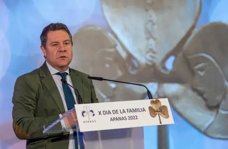 El presidente de Castilla La Mancha, Emiliano Garcia Page, tras ser nombrado presidente de honor de la Asociaci&oacute;n Provincial de Personas con Discapacidad Intelectual y del Desarrollo (Apanas). EFE/&Aacute;ngeles Visd&oacute;mine