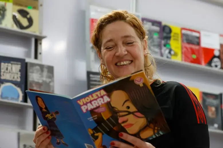 La escritora argentina de literatura infantil Nadia Fink en Santiago (Chile). EFE/ Elvis Gonz&aacute;lez