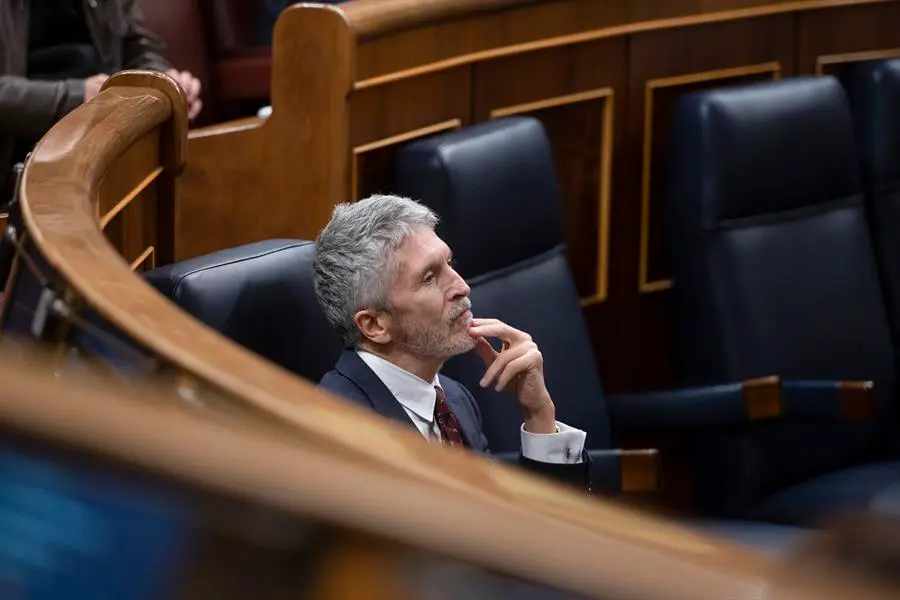El ministro del Interior, Fernando Grande-Marlaska este martes en el pleno del Congreso durante el debate sobre las partidas presupuestarias. / Fernando Villar