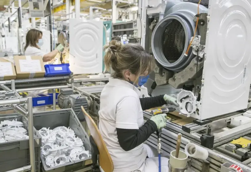Una f&aacute;brica de lavadoras en Zaragoza, en una imagen de archivo. EFE/Javier Cebollada