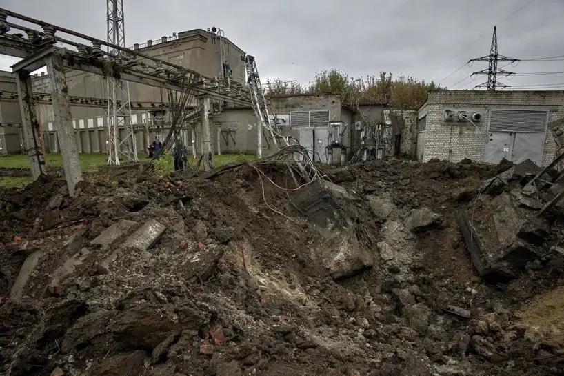 Vista de una central el&eacute;ctrica da&ntilde;ada despu&eacute;s de un bombardeo en J&aacute;rkov, en el noreste de Ucrania, el 28 de septiembre de 2022. EFE/EPA/SERGEY KOZLOV