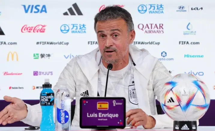 El seleccionador Luis Enrique, en rueda de prensa, hoy. EFE/EPA/Abir Sultan