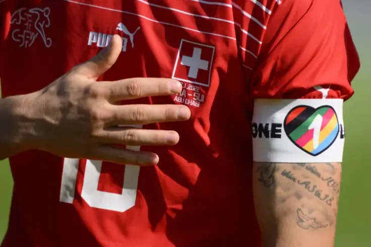 Brazalete arco&iacute;ris del capit&aacute;n de Suiza durante un partido amistoso. EFE/EPA/Laurent Gillieron