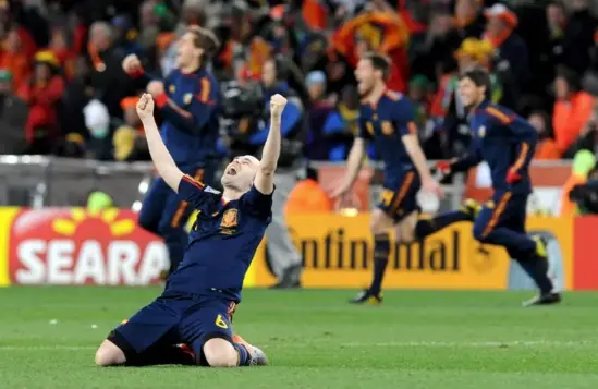 Foto de archivo de Andr&eacute;s Iniesta celebrando la victoria por 1-0 contra Holanda en la final del Mundial de F&uacute;tbol de Sud&aacute;frica 2010. EFE/Gerry Penny