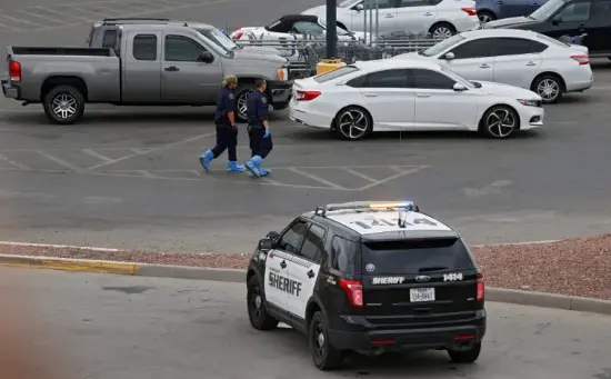Imagen de archivo del dispositivo policial desplegado tras otro tiroteo masivo en un supermercado de Walmart en el Paso, Texas, en 2019. EFE/EPA/Larry W. Smith
