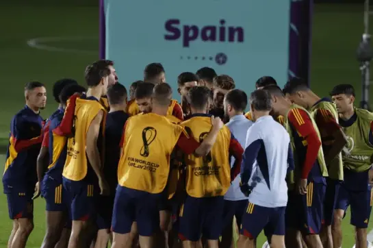 Los jugadores de la selecci&oacute;n espa&ntilde;ola en un entrenamiento el martes en Doha. EFE/ Juanjo Ma
