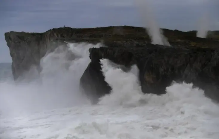 Olas gigantes rompen en los Bufones de Pr&iacute;a, Asturias, este martes. EFE/Eloy Alonso