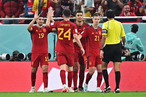 Carlos soler celebra con sus compa&ntilde;eros despu&eacute;s de anotar un tanto en la goleada a Costa Rica. / Noushad Thekkayil