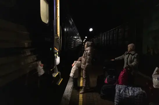 Un grupo de personas cogen un tren desde Jers&oacute;n a Kiev. EFE/EPA/Roman Pilipey