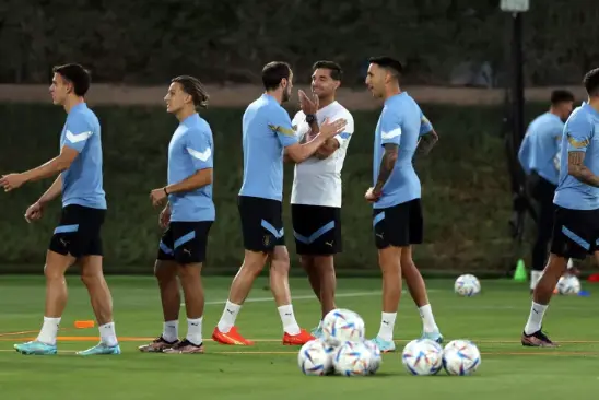 Entrenamiento de Uruguay para preparar el partido ante Corea del Sur. EFE/EPA/Mohamed Messara