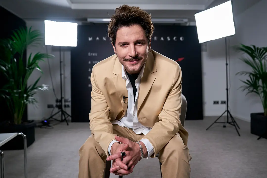 El cantante Manuel Carrasco posa durante una entrevista para Europa Press en el Hotel ME Madrid Reina Victoria, a 24 de noviembre de 2022, en Madrid (Espa&ntilde;a). El artista promociona el lanzamiento de su octavo &aacute;lbum &lsquo;Coraz&oacute;n y flecha&rsquo;, que sale a la venta el pr&oacute;ximo viernes 25 de noviembre. / A. P&eacute;rez Meca