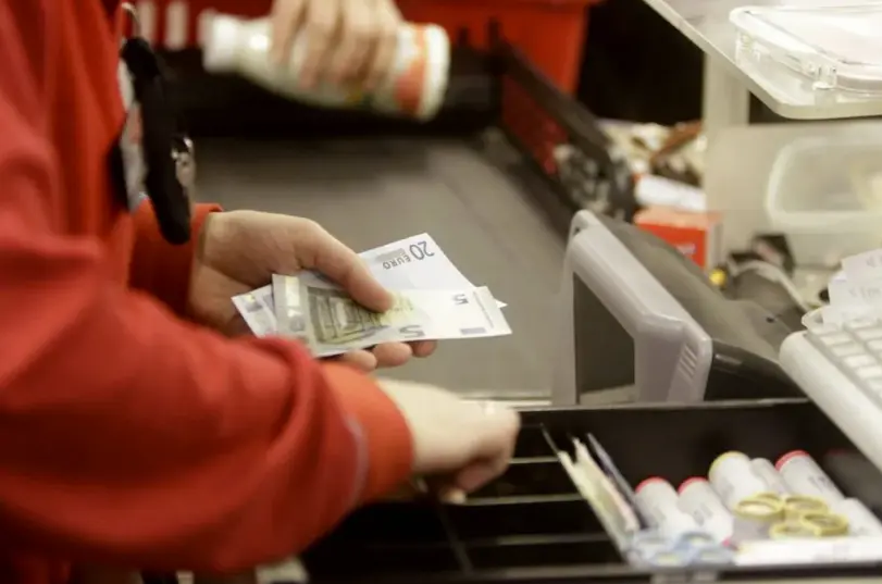 Una cajera en un supermercado, en una imagen de archivo. EFE/Valda Kalmina