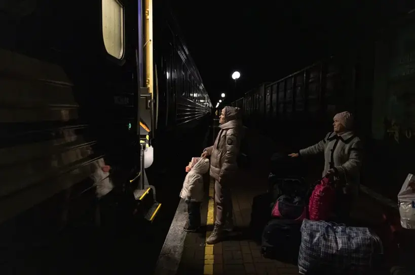 Un grupo de personas cogen un tren desde Jers&oacute;n a Kiev. EFE/EPA/Roman Pilipey