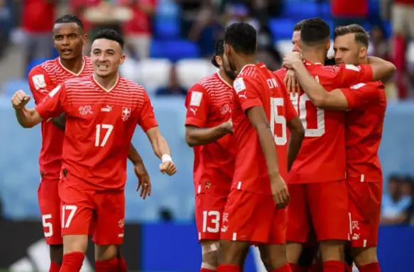 Jugadores de Suiza celebran el gol de hoy frente a Camer&uacute;n, en el partido del Mundial de Qatar 2022. EFE/EPA/Laurent Gillieron