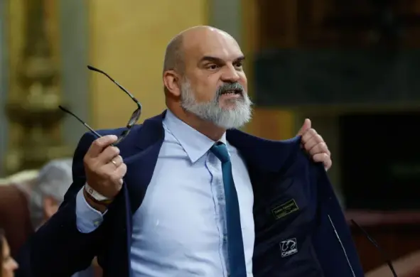 El diputado de VOX V&iacute;ctor Manuel S&aacute;nchez del Real, durante su intervenci&oacute;n en el pleno del Congreso. EFE/ Chema Moya