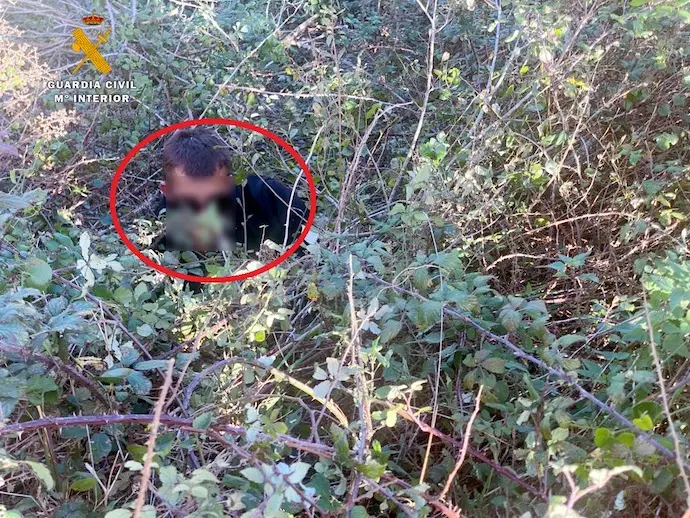 El ladr&oacute;n atrapado en un agujero donde fue interceptado por los agentes.